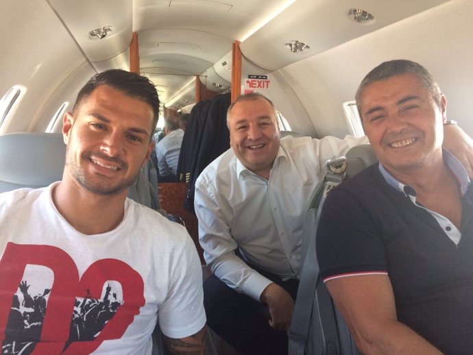 Vitolo en un avión privado de camino a Madrid