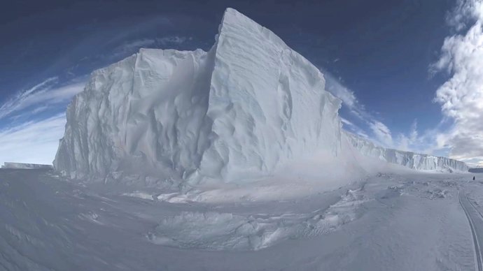 Un gigantesco iceberg se desprende de la Antártida