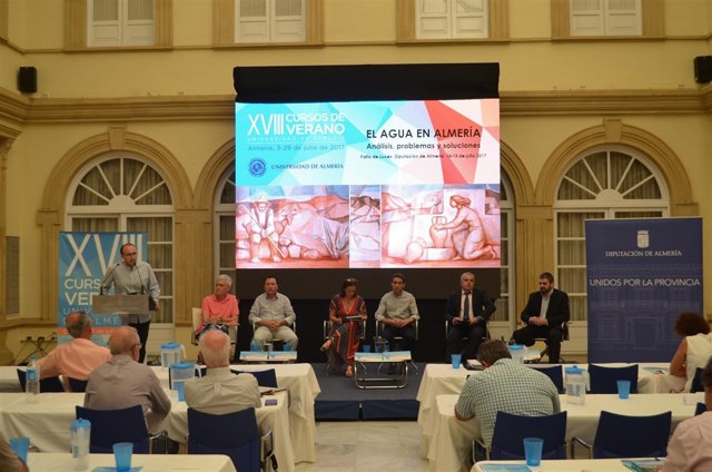 El diputado Óscar Liria ha participado en la mesa redonda de este curso.