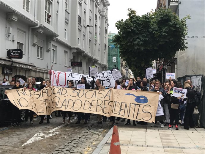 Manifestación de los trabajadores del CAD de Sierrallana llegando al Gobierno