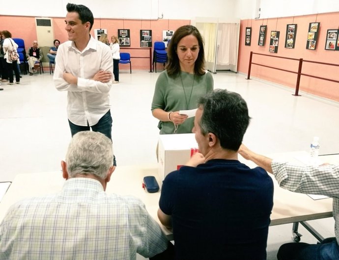 Sara Hernández deposita su voto para las primarias 