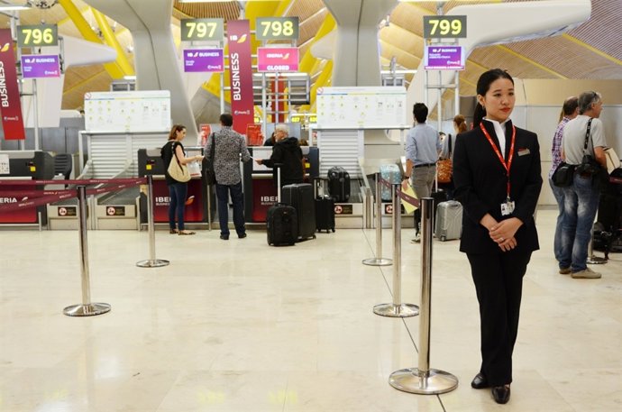 Azafata, azafatas, aeropuerto de Barajas, T4, terminal, Iberia