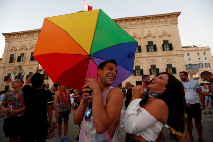 Celebración en Malta por la aprobación del matrimonio homosexual