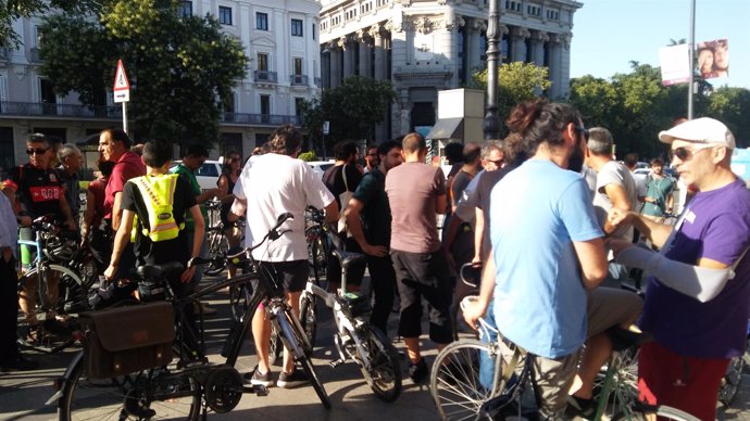 Ciclistas reunidos en el cruce donde murió el usuario de BiciMad