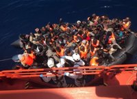 Trasladan al puerto de Almería a 40 inmigrantes rescatados a bordo de dos pateras en mar de Alborán