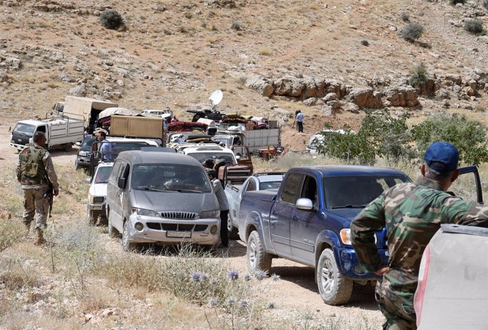 Convoy de refugiados sirios regresando a Siria desde  Líbano.