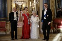 La Reina Letizia apuesta todo al rojo en la cena de gala con Isabel II, y gana