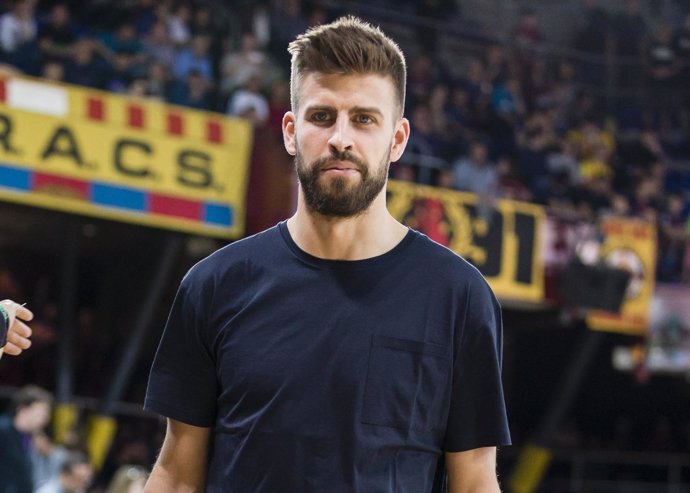 Piqué se divierte y baila con el artista de 'Pin apple pen'