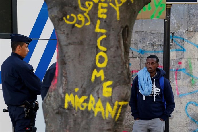 Francia expulsa a más de 2.000 refugiados de un campamentos en el norte de París