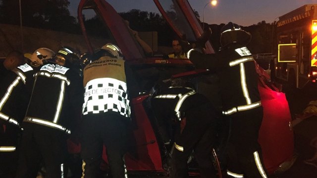 Los bomberos sacan a cuatro jóvenes de 20 años en un accidente en la M-40