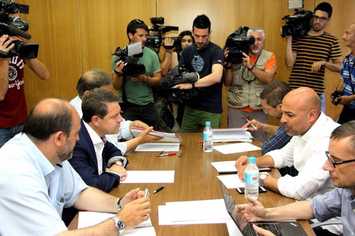 José García Molina y Emiliano García-Page en una reunión