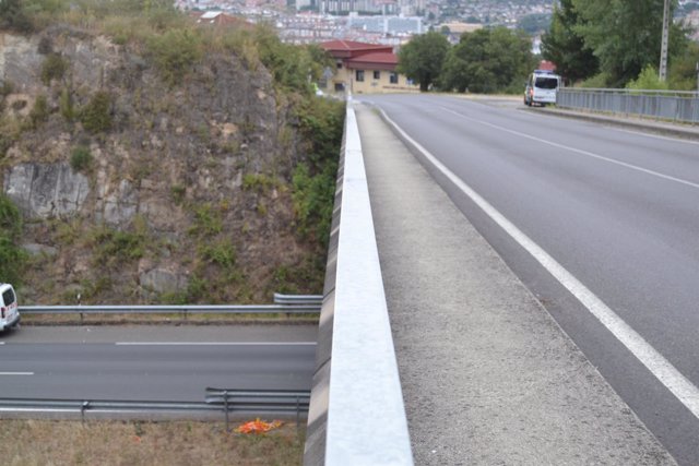 Sorprenden a dos jóvenes cuando lanzaban una botella de cristal a la A-52.