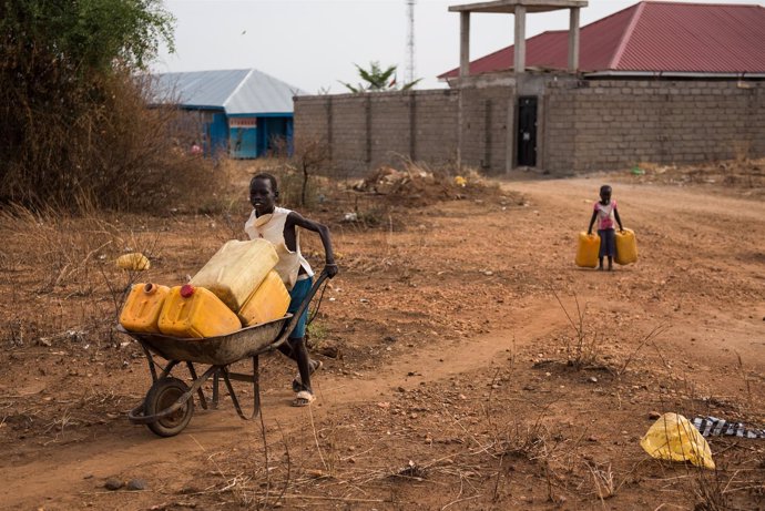 Dos niños van en busca de agua en Yuba, Sudán del Sur.