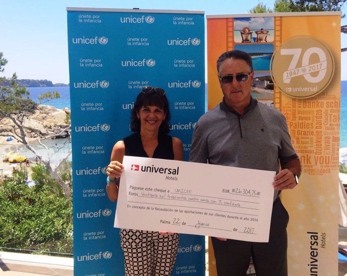 Entrega de cheque de UniversalHotels a Unicef Baleares