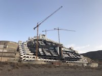 Activistas de Greenpeace escalan la fachada del Algarrobico para repintar la leyenda 'Hotel Ilegal'