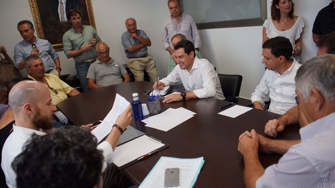 El presidente del PP-A, Juanma Moreno, reunido en Isla Mayor