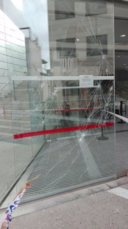 Detenidos en Lleida por romper con piedras la puerta de cristal de la Audiencia