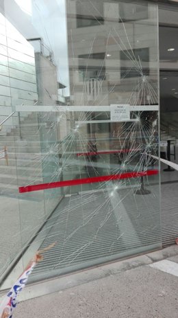 Detinguts a Lleida per trencar amb pedres la porta de cristall de l'Audiència