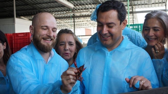 Juanma Moreno, en Isla Mayor, visitando una explotación del cangrejo rojo