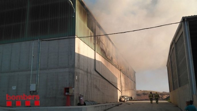 Crema una nau plena de palla i festuca a Alcarràs (Lleida)