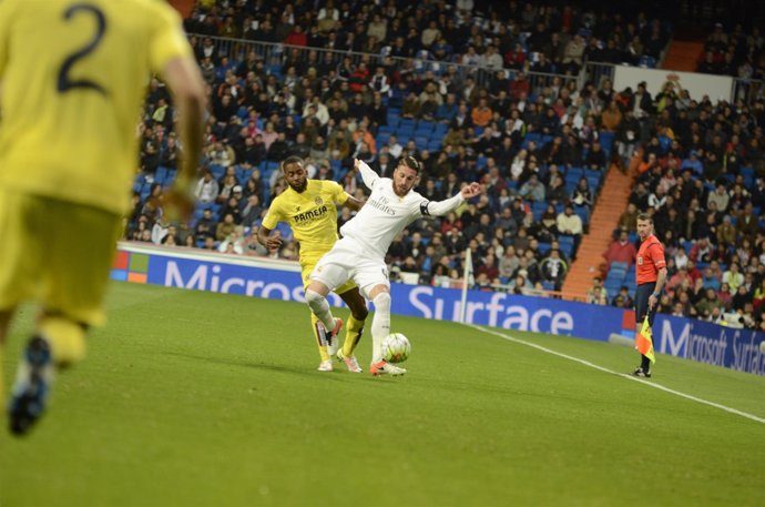 Sergio Ramos y Bakambu en el Real Madrid - Villareal 