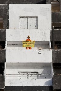 Greenpeace retoma sus protestas en el Algarrobico: Susana Díaz "ya no tiene excusa"