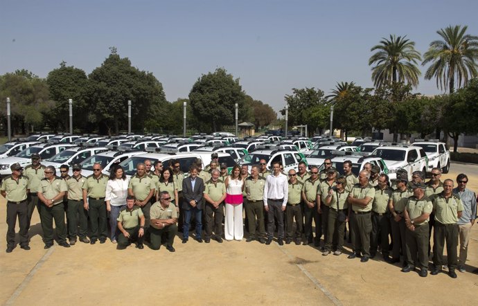 Susana Díaz en el acto de entrega de los nuevos vehículos a agentes forestales