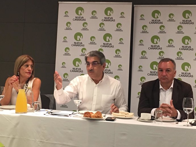 El presidente de NC, Román Rodríguez, con diputados nacionalistas en un desayuno