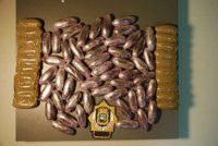 Detenido un conductor que llevaba una bolsa con 71 bellotas de hachís en su coche e intentó huir