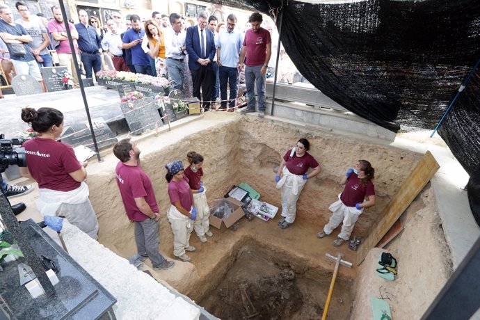 Puig en su visita a la fosa de Paterna