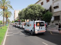 Cien ambulancias recorren Mérida para advertir de que el nuevo contrato supondrá despidos y un peor servicio