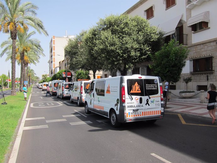 Un centenar de ambulancias protesta ante la residencia de Vara