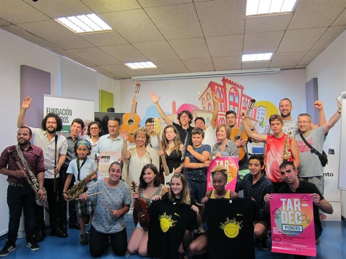 Concejales y  la Fundación Pioneros con los músicos                             