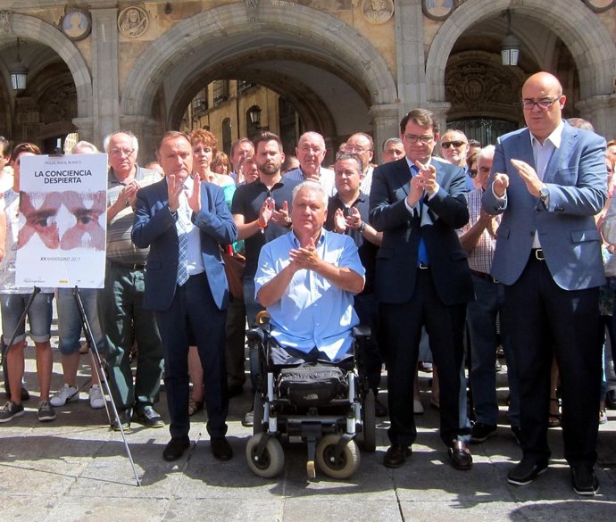   Salamanca: El Capitán Aliste En El Minuto Silencio                           
