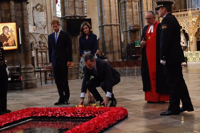 Los Reyes durante el homenaje a los caídos en la Abadía de Westminster