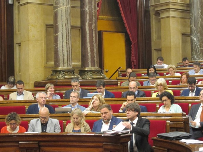 El pte.C.Puigdemont, en el pleno del Parlament