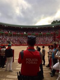 Tres agentes de la Policía Foral practican una RCP a un hombre en la plaza de toros salvándole la vida