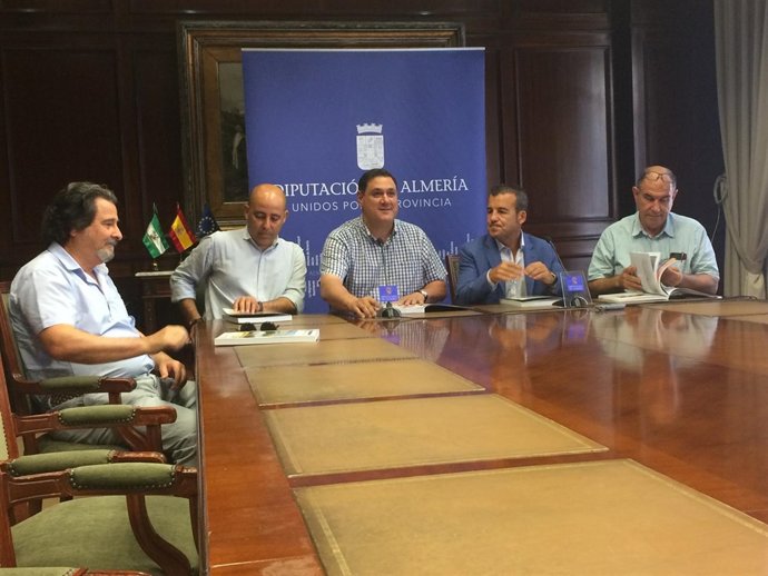 La Revista 'Axarquía' se ha presentado a los medios este jueves.