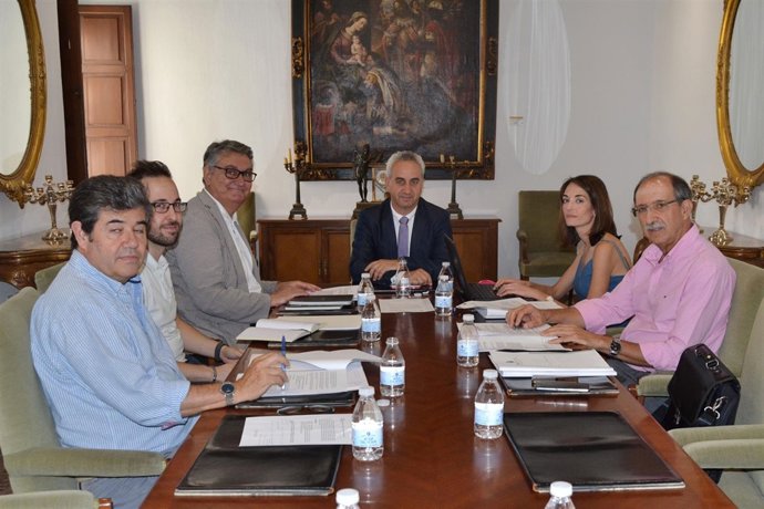 Izquierdo (centro) en la comisión de seguimiento