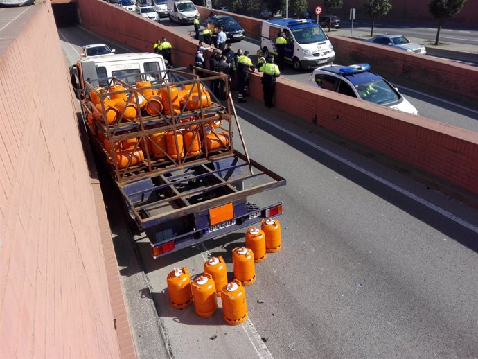 Camión de butano interceptado con el hombre detenido por robarlo en Barcelona
