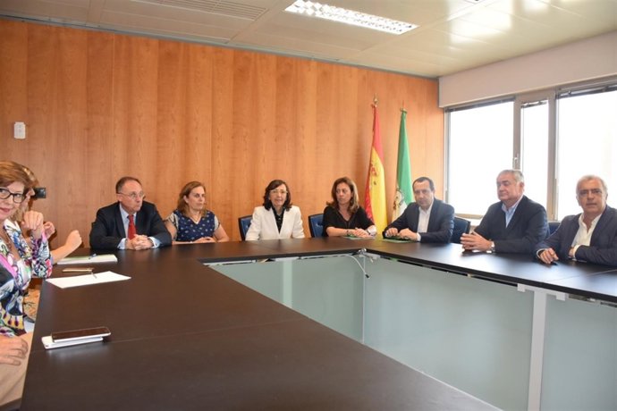 Rosa Aguilar se reune con operadores juridicos en Málaga