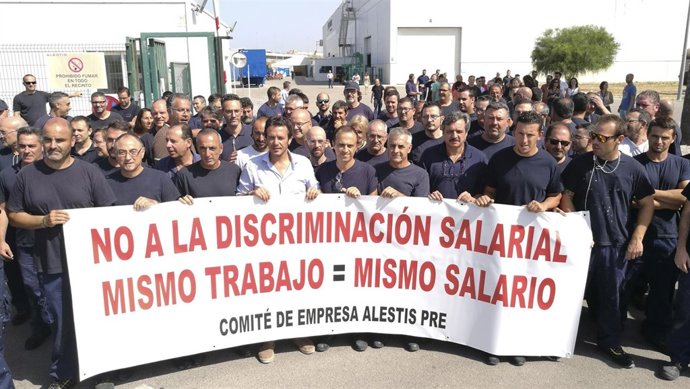 El alcalde de Cádiz con los trabajadores de Alestis