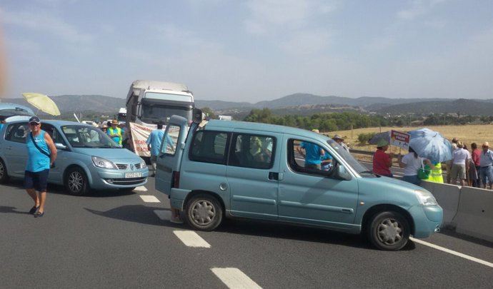 Un momento del corte de la N-432 por Córdoba Extrarradio