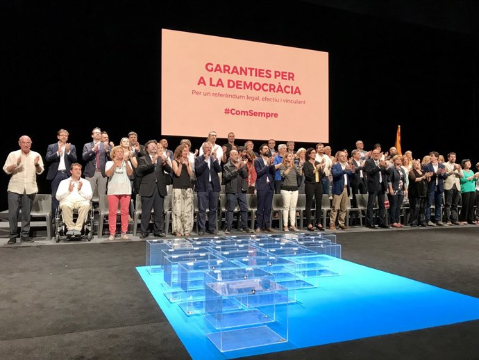 Diputats d'JxSí en l'acte de presentació de la llei del referèndum