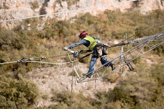 Un operari d'Endesa treballant en una línia d'alta tensió