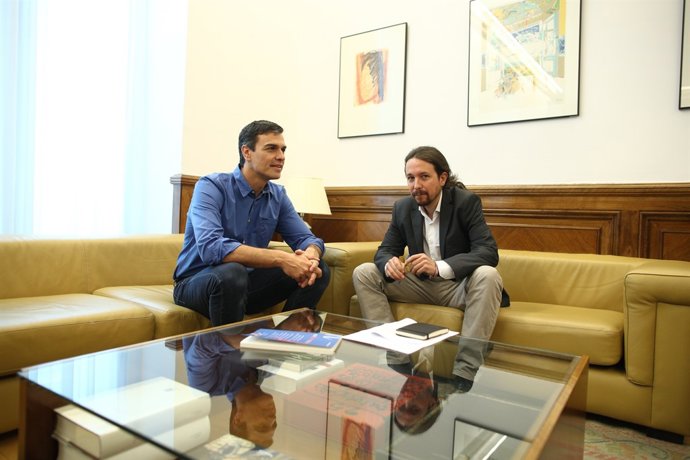 Pedro Sánchez i Pablo Iglesias es reuneixen en el Congrés