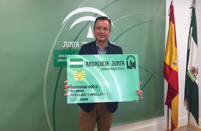 El delegado Higinio Almagro con la tarjeta Andalucía Junta sesentaycinco 