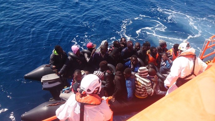 Inmigrantes rescatados por Salvamento cerca de isla de Alborán