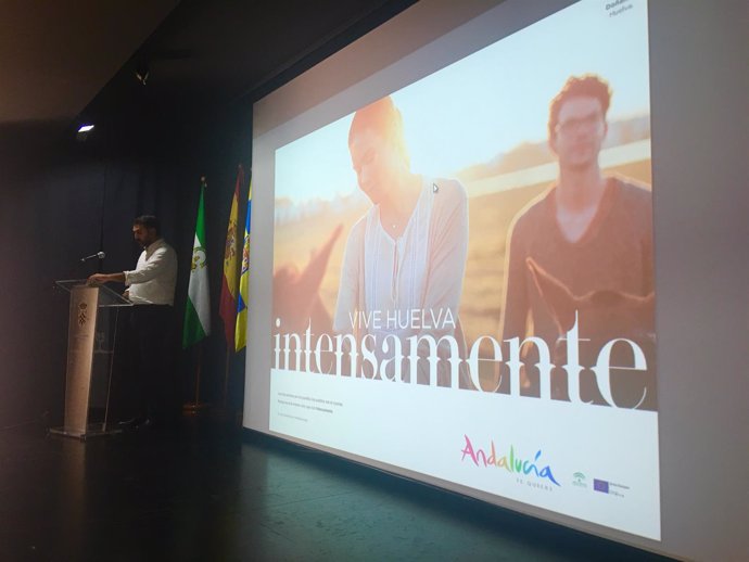 El consejero de Turismo presenta una campaña promocional para la zona de Doñana.