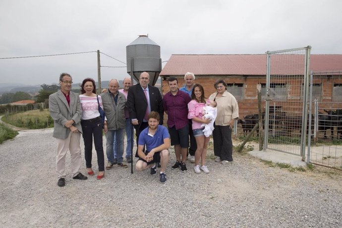 Jesús Oria visita las mejoras de un camino rural en Santillana